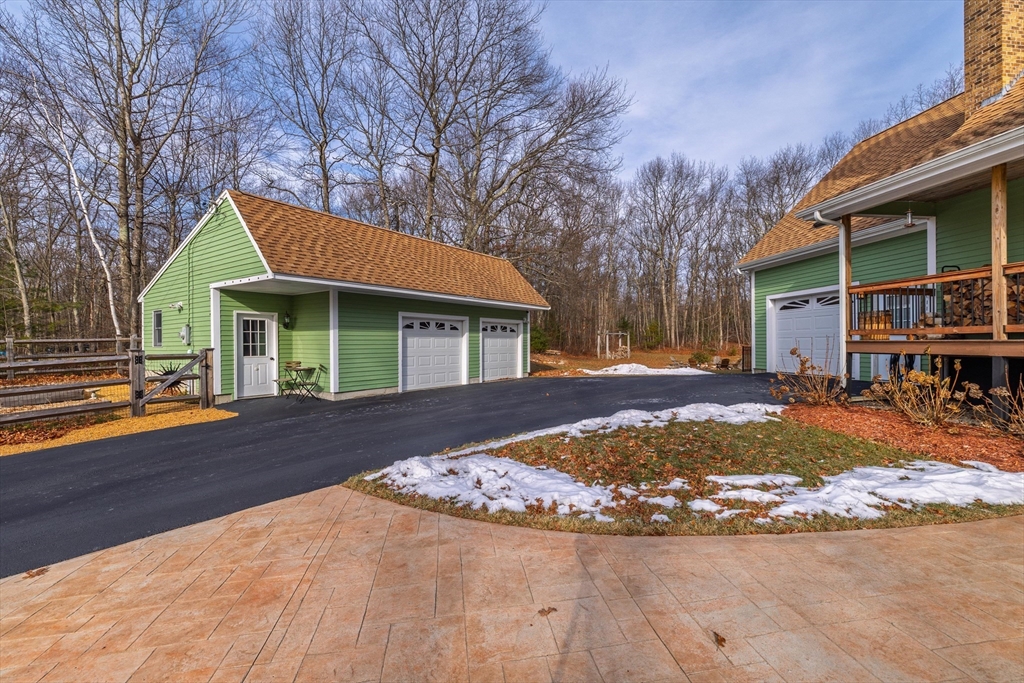 8 Longview Avenue Webster, MA 01570 - Photo 4 of 41