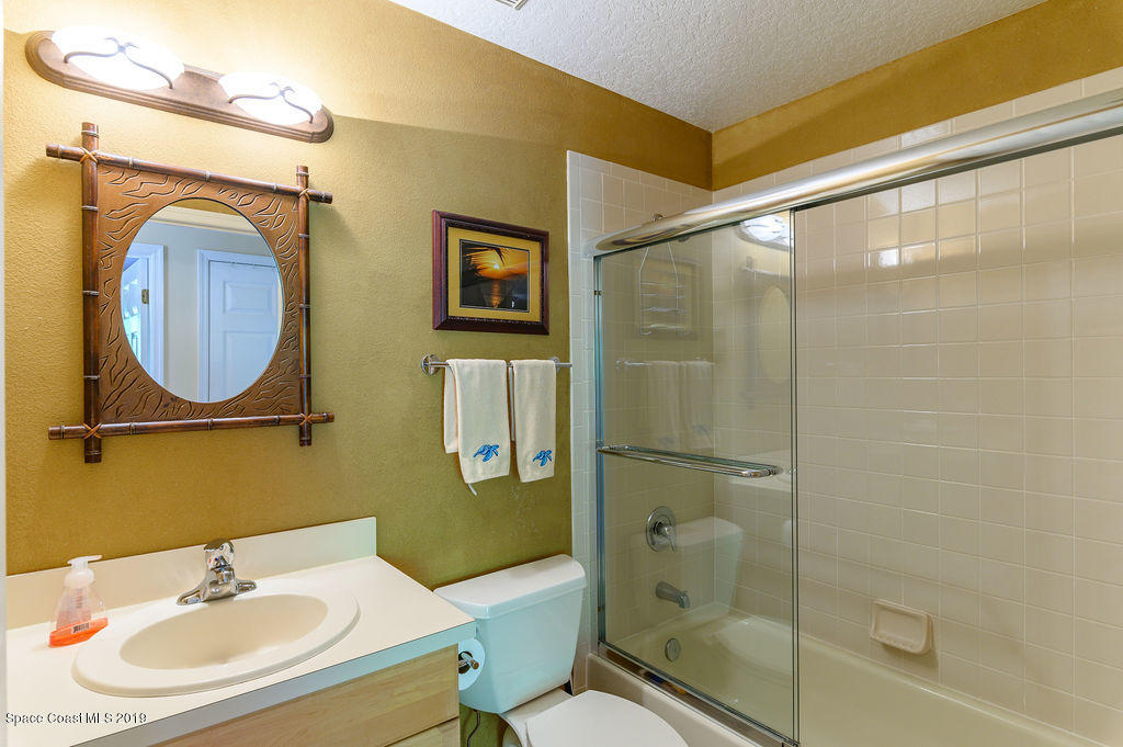 3525 Shady Run Road Melbourne, FL 32934 - Photo 21 of 32 a bathroom with a sink mirror toilet and bathtub