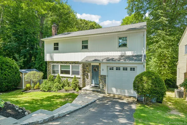 $899,000 | 3 Walnut Place, Huntington, NY 11743