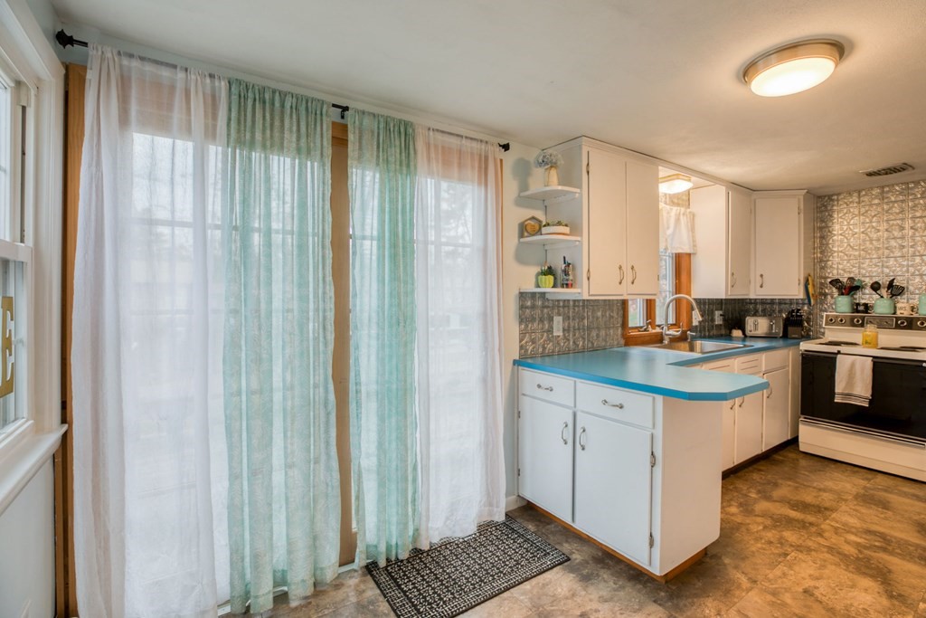 23 Kerry Drive Springfield, MA 01118 - Photo 8 of 24 Gallery Image 8