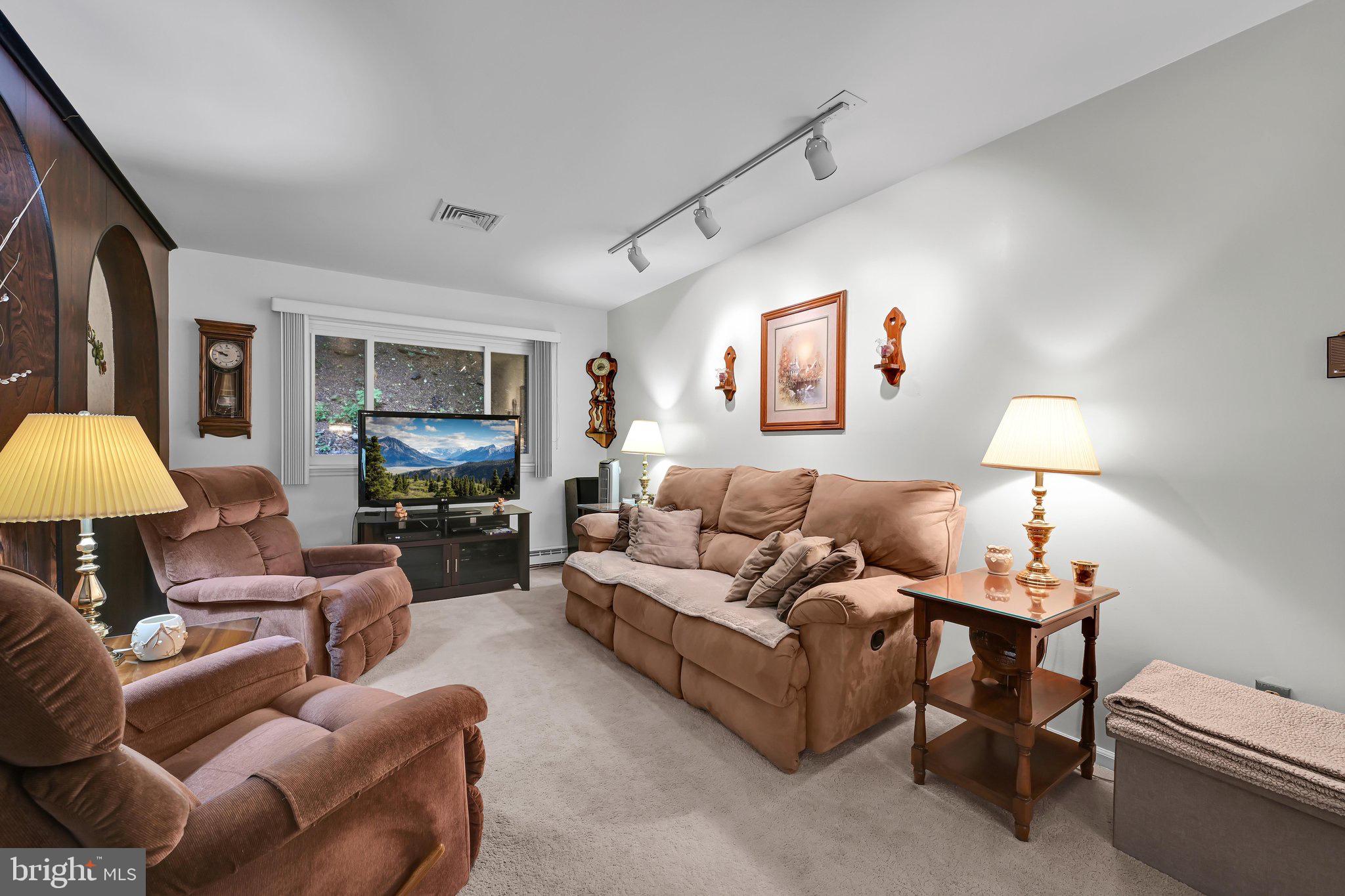 404 Hill Circle Reading, PA 19607 - Photo 6 of 34 Living Room