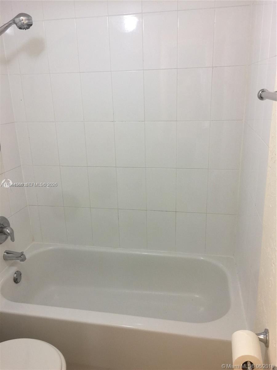 9403 Southwest 76th Street, Unit Y28 Miami, FL 33173 - Photo 16 of 20 a bathroom with a bathtub