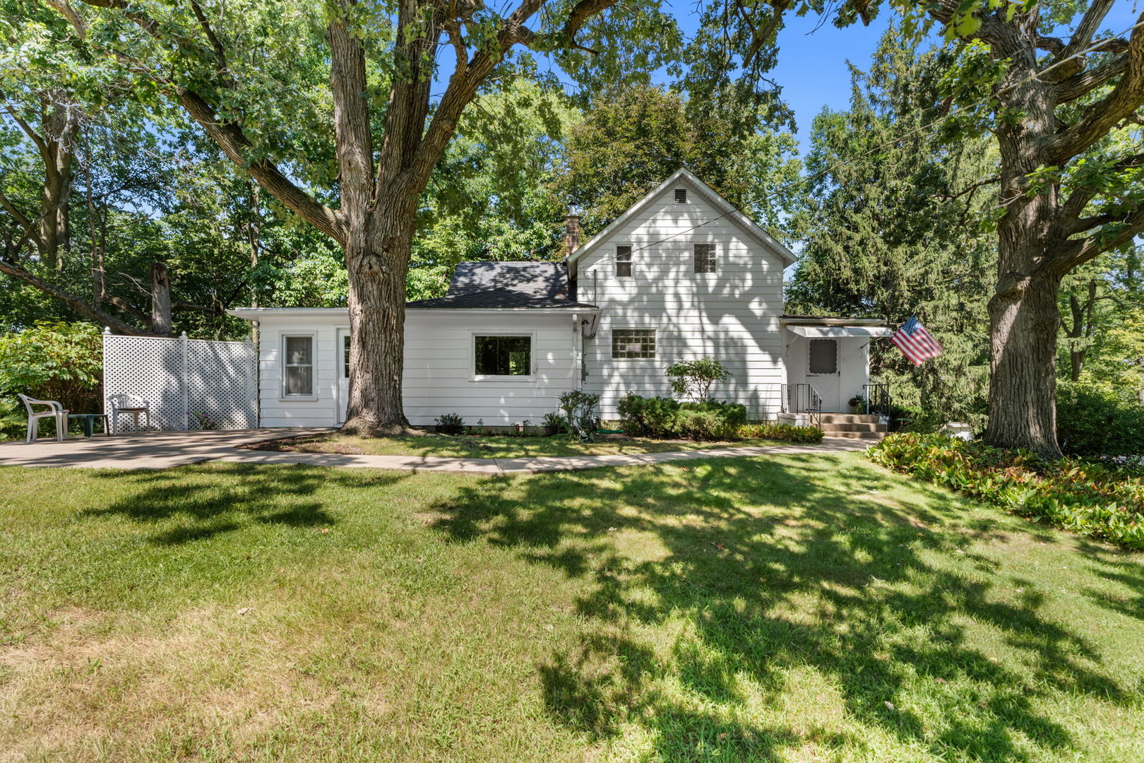 a view of a house with a yard