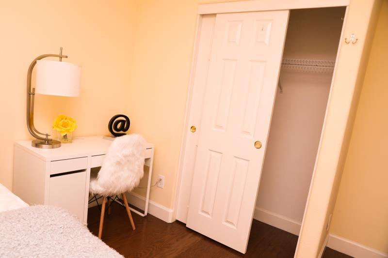 190 Rainbow Place Milpitas, CA 95035 - Photo 10 of 18 a balcony with table and chairs