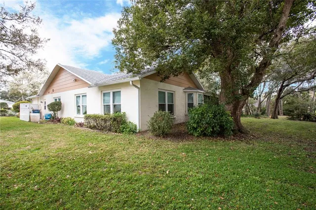 a view of a backyard