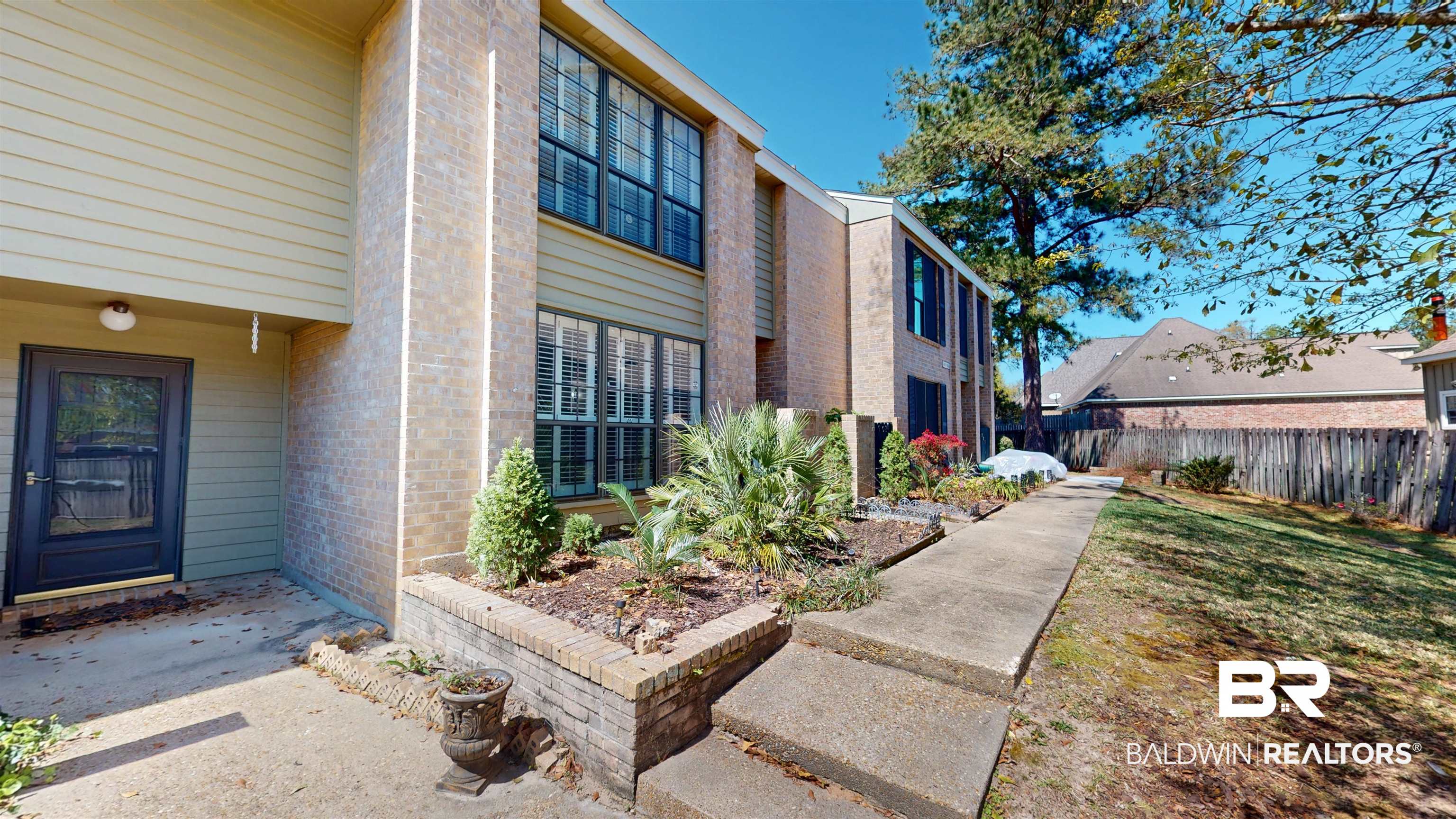 2901 Grant Street, Unit 902 Mobile, AL 36606 - Photo 23 of 35 Property entrance with brick siding