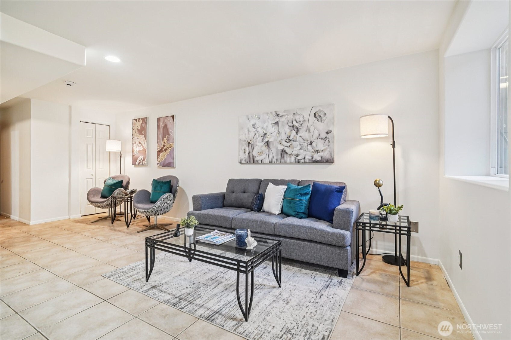 534 25th Avenue South Seattle, WA 98144 - Photo 26 of 35 a living room with furniture and a lamp