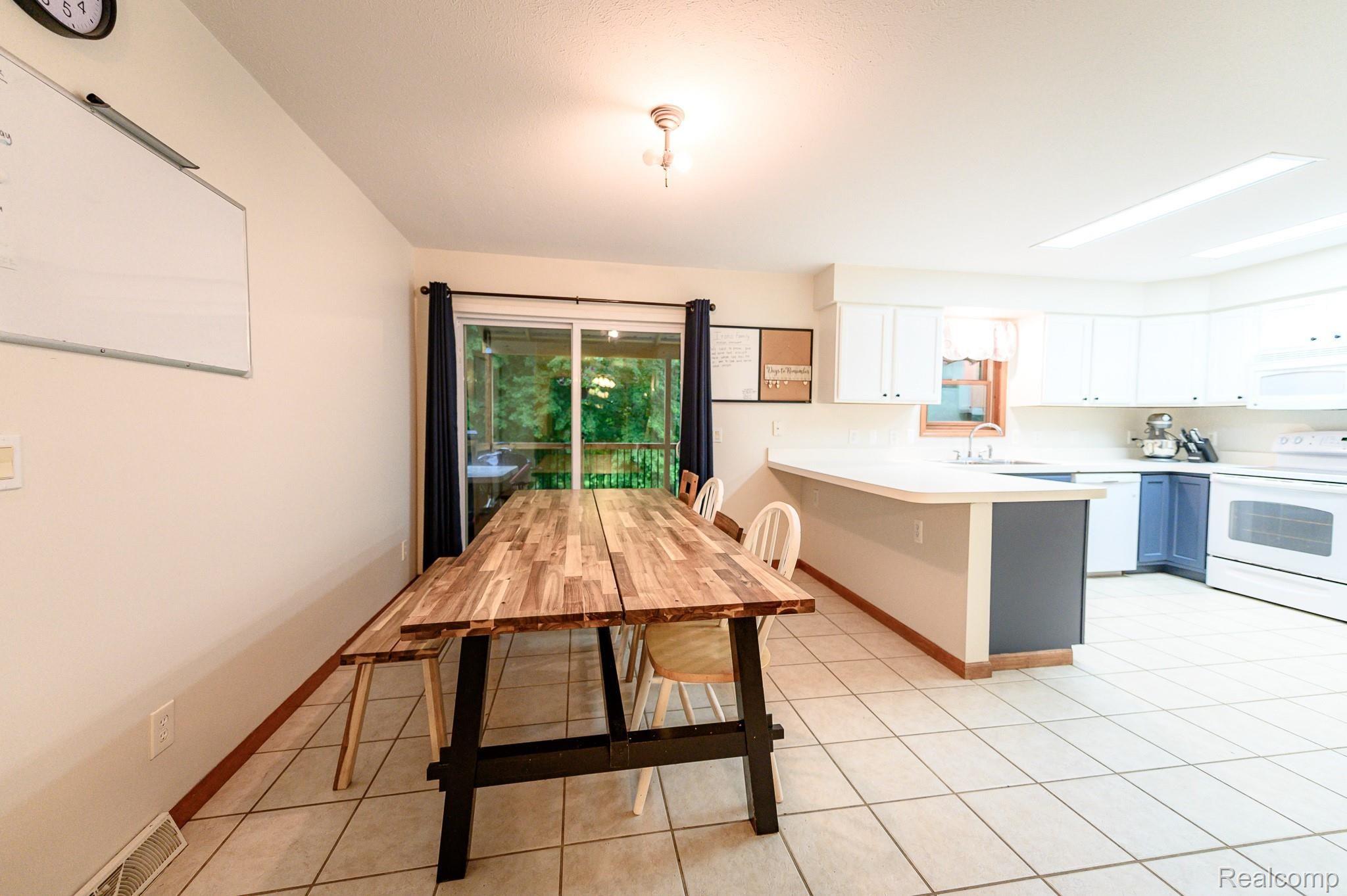 10360 Oakhurst Road Holly, MI 48442 - Photo 12 of 38 EAT IN KITCHEN
