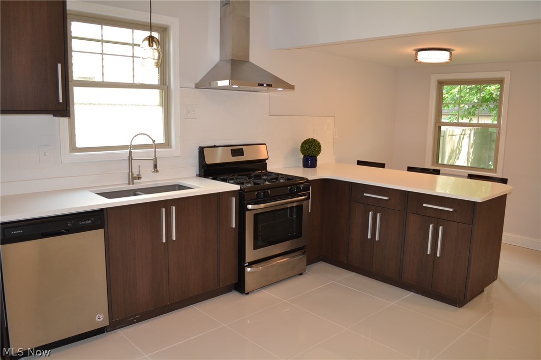 3542 Cedarbrook Road Cleveland, OH 44118 - Photo 3 of 30