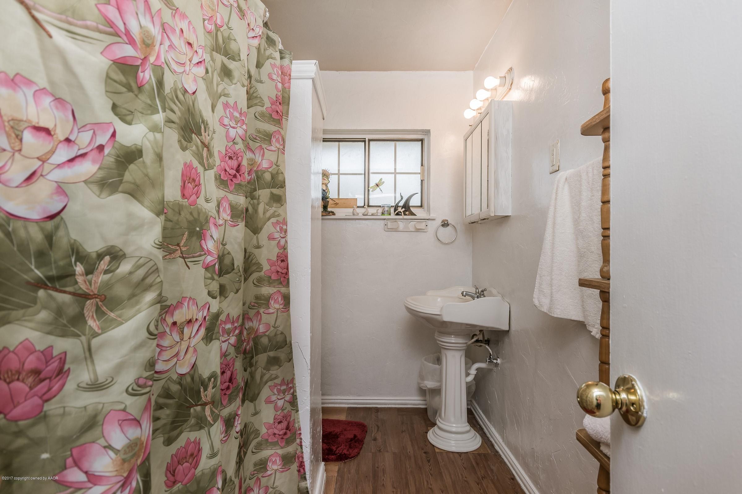 4307 Cline Road Amarillo, TX 79110 - Photo 11 of 16 011_Hall Bathroom_