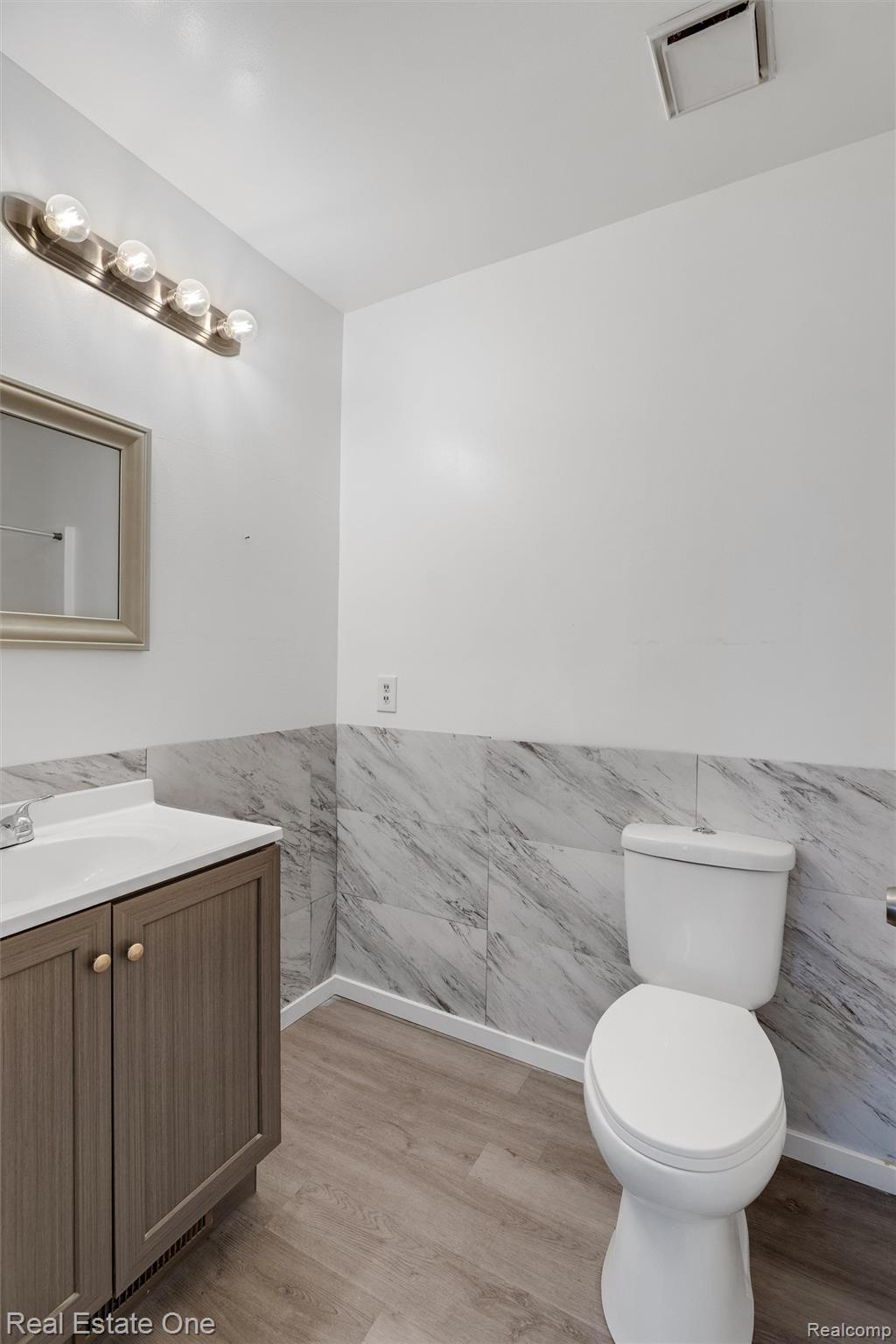 1361 Lochaven Road Waterford, MI 48327 - Photo 17 of 20 Bath 2_1.jpg