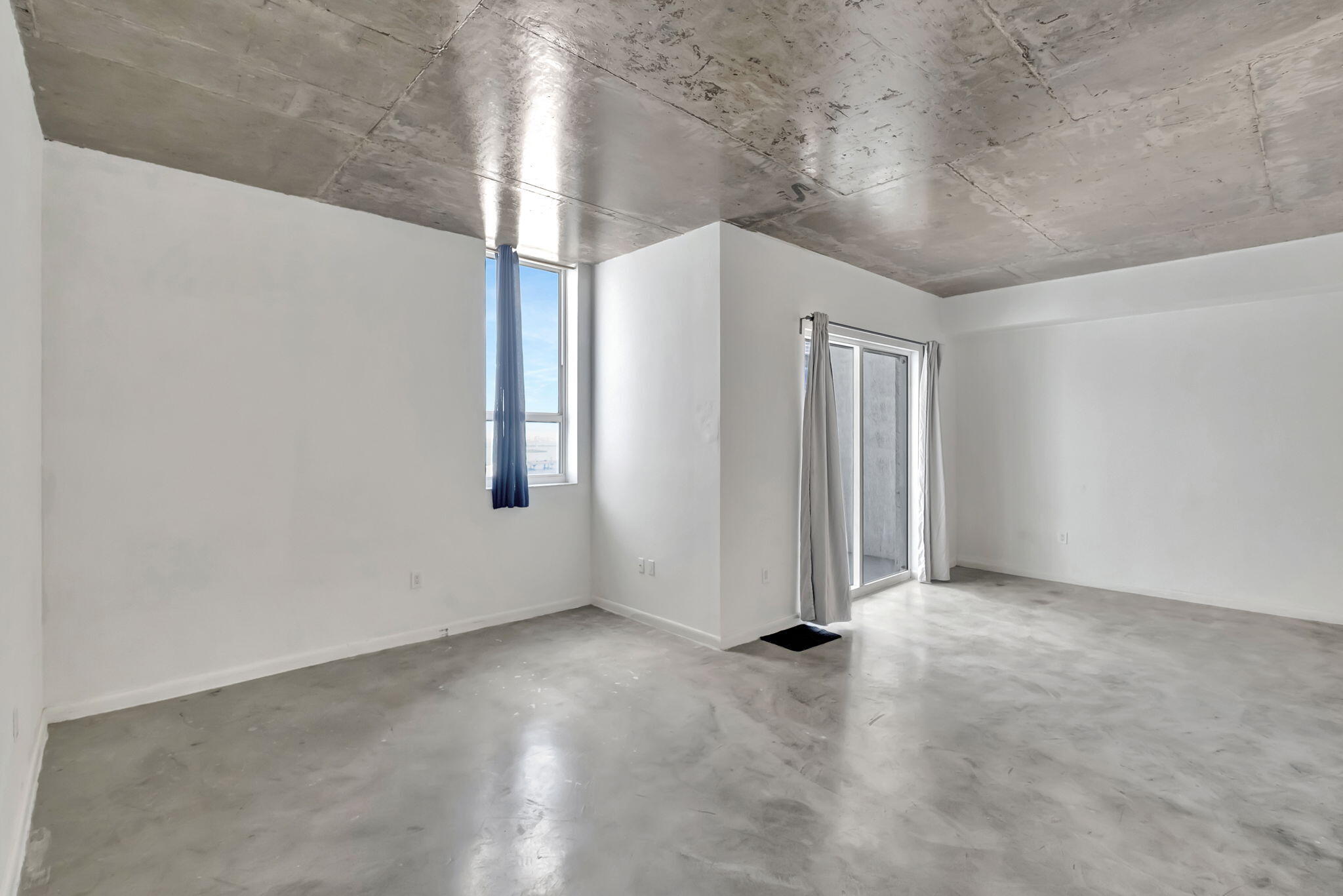 234 Northeast 3rd Street, Unit 2206 Miami, FL 33132 - Photo 10 of 30 an empty room with windows