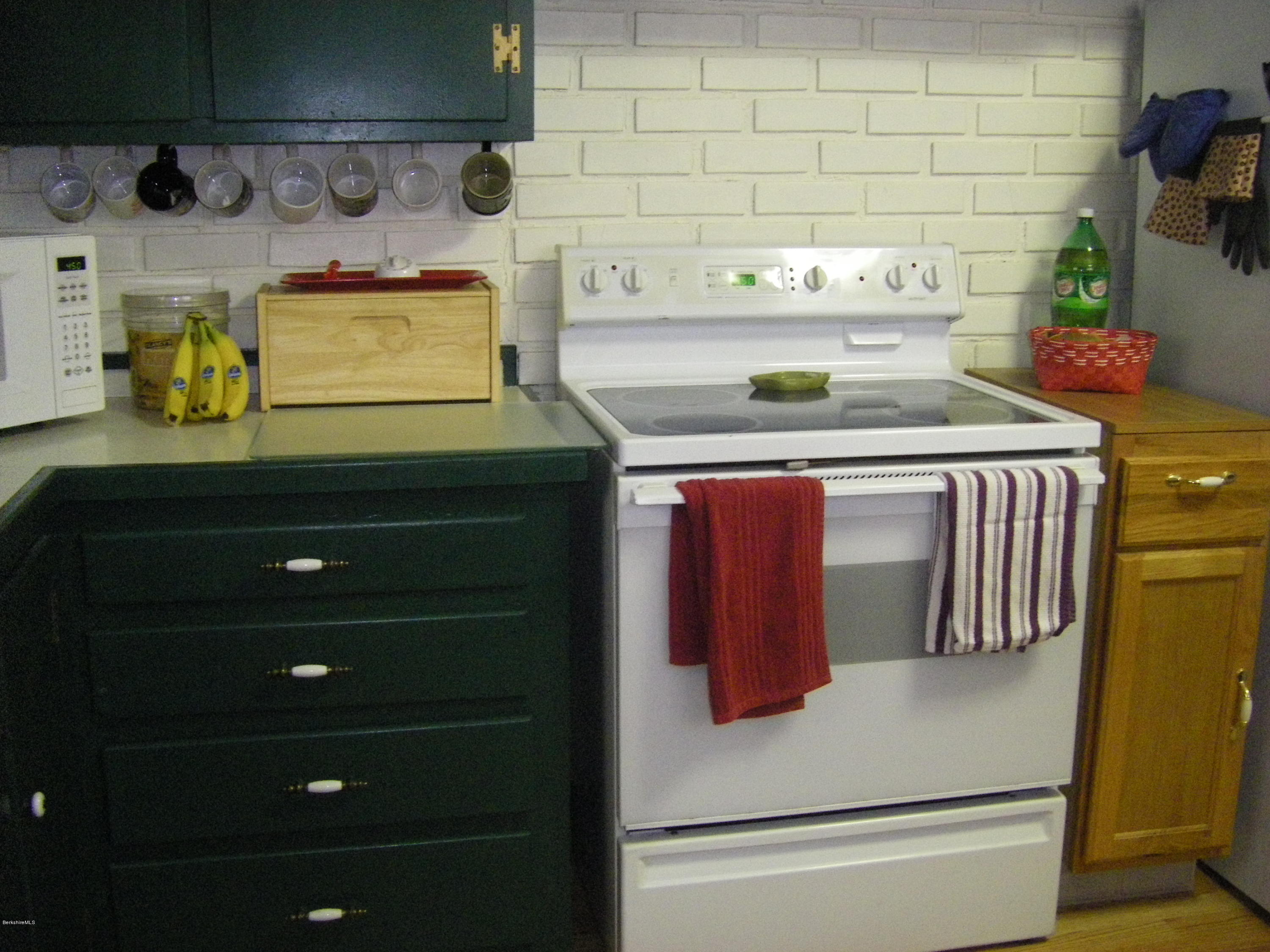 55 Natural Bridge Road North Adams, MA 01247 - Photo 28 of 47 Electric Range