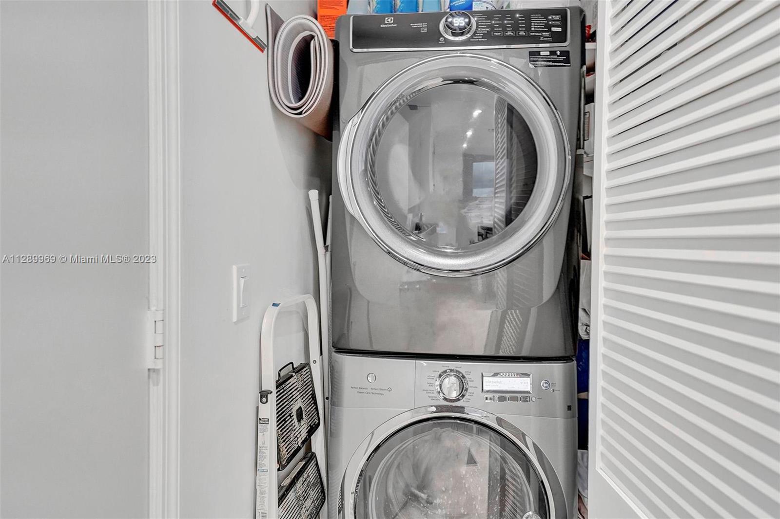 848 Brickell Key Drive, Unit 1602 Miami, FL 33131 - Photo 19 of 33 a utility room with dryer and washer