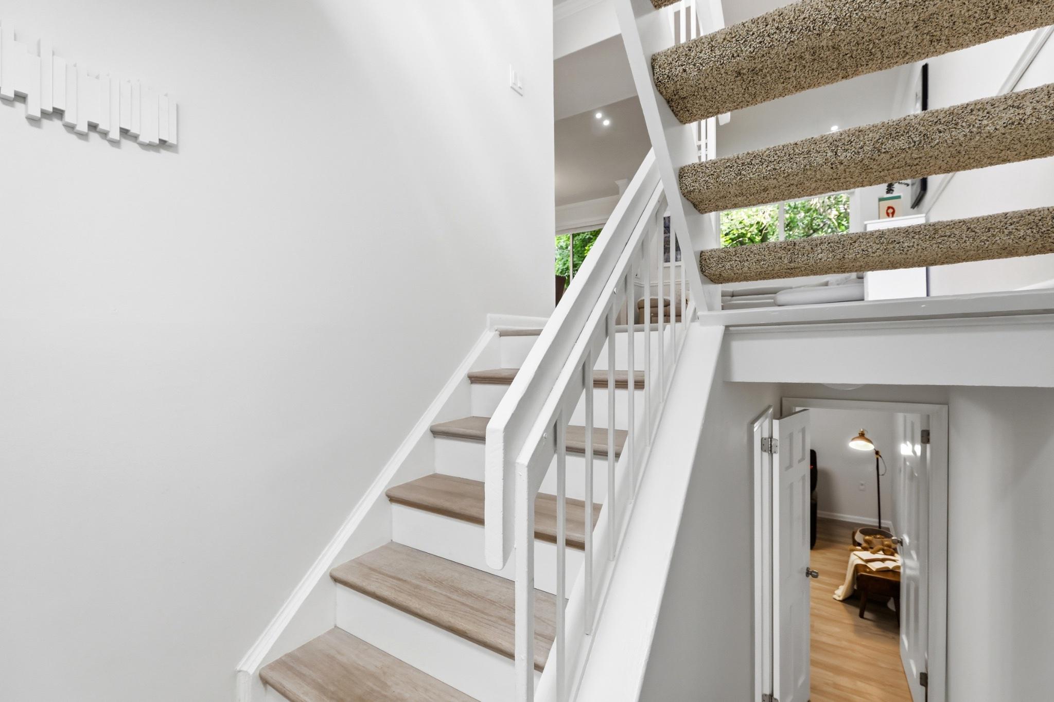 2260 Covent Gardens Court Reston, VA 20191 - Photo 5 of 42 Entry staircase to main level