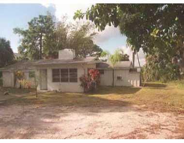 a view of a yard in front of a house