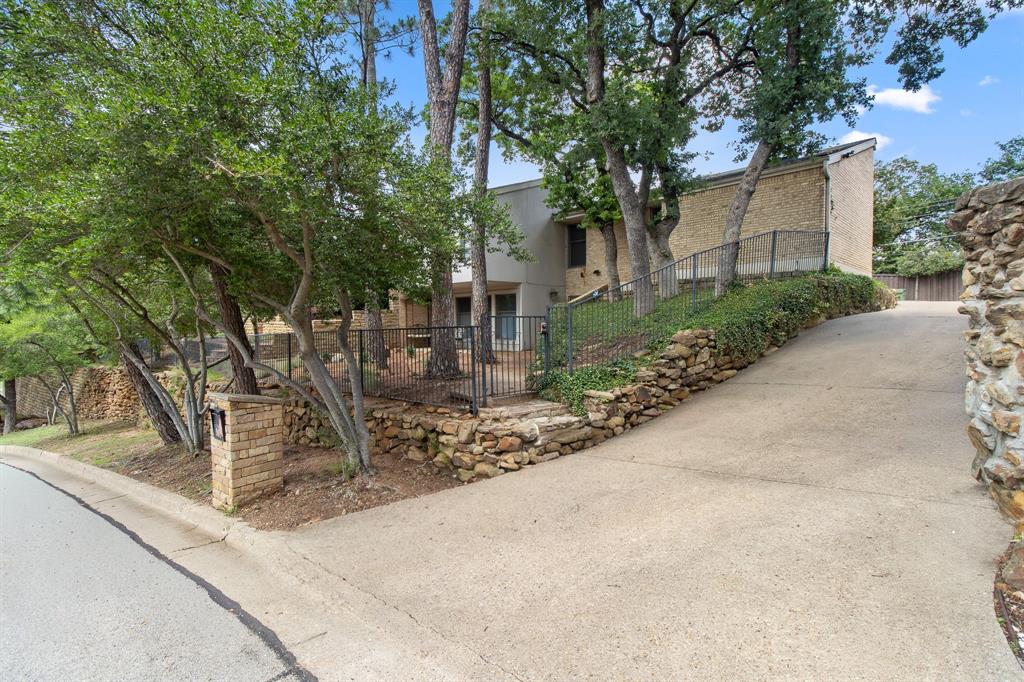 905 Crowley Road Arlington, TX 76012 - Photo 8 of 40