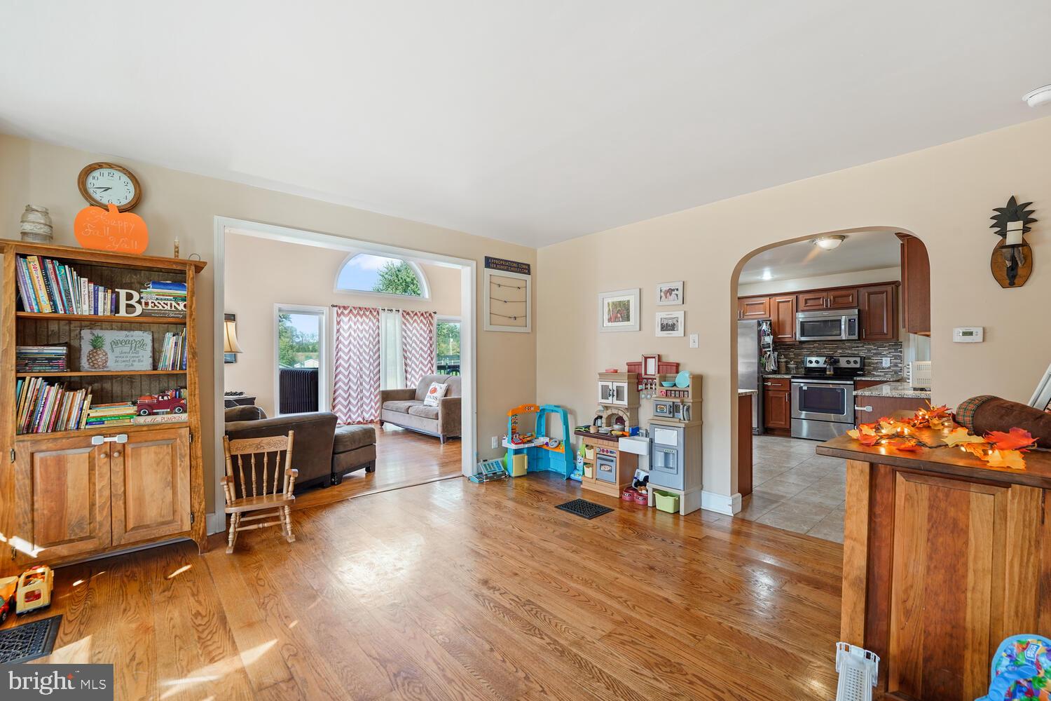 681 Cold Run Road Birdsboro, PA 19508 - Photo 16 of 32 Living Room