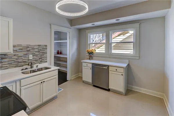 $395,000 | 1326 Lake Avenue, Kansas City, MO 64109