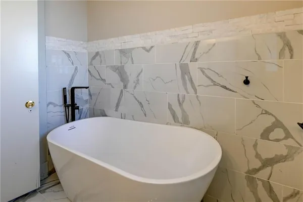 $395,000 | 1326 Lake Avenue, Kansas City, MO 64109
