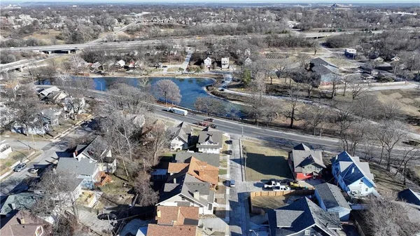 $395,000 | 1326 Lake Avenue, Kansas City, MO 64109