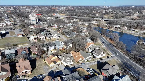 $395,000 | 1326 Lake Avenue, Kansas City, MO 64109