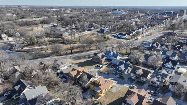 $395,000 | 1326 Lake Avenue, Kansas City, MO 64109