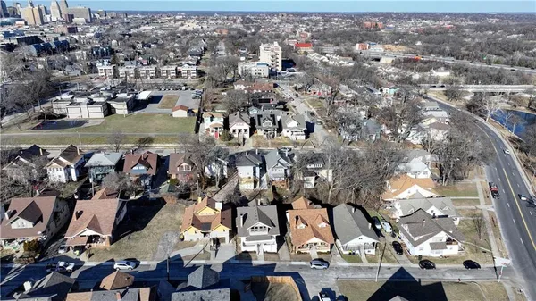 $395,000 | 1326 Lake Avenue, Kansas City, MO 64109