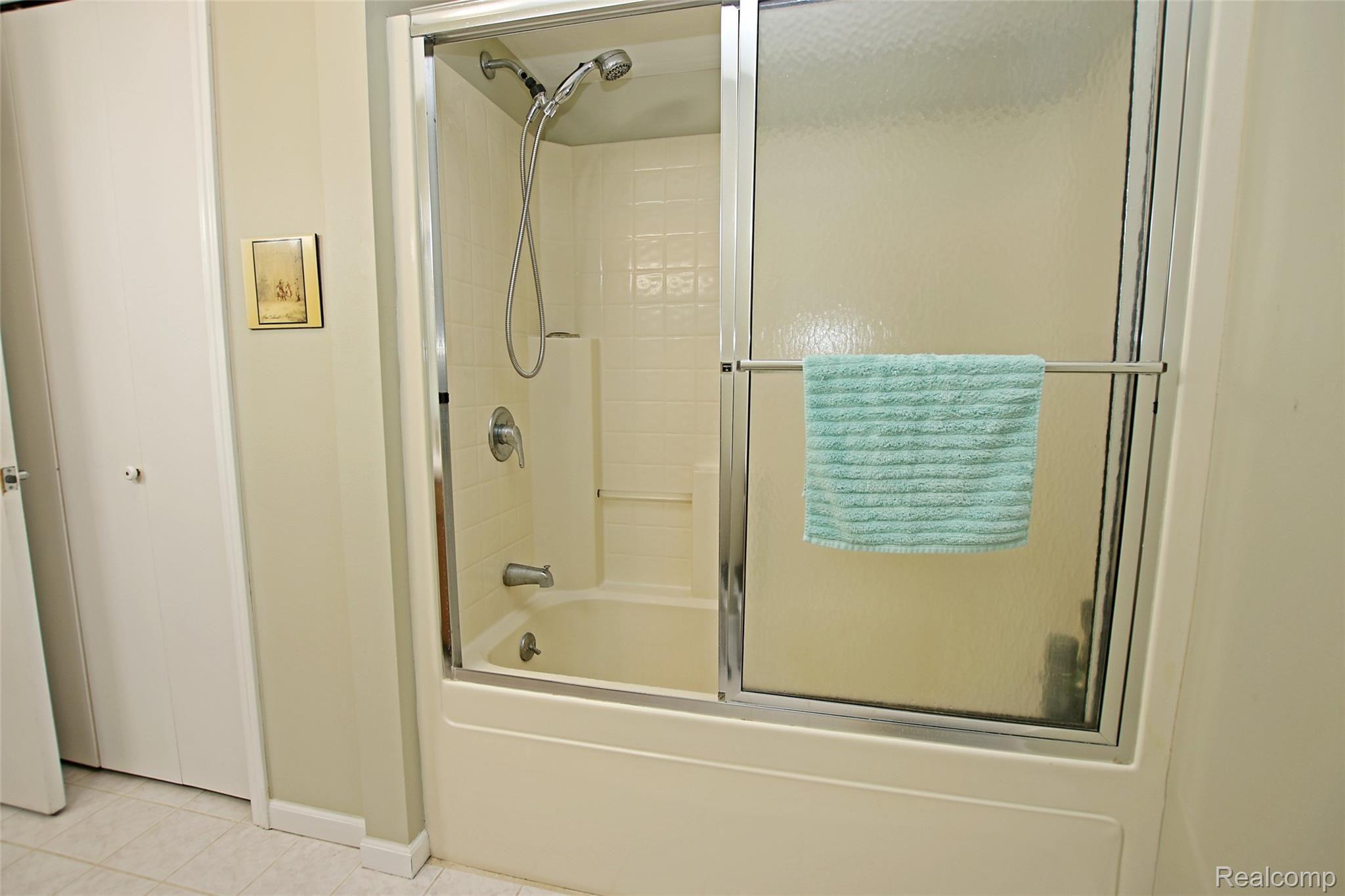 11348 Fenton Road Fenton, MI 48430 - Photo 18 of 47 18) Bathroom.jpg