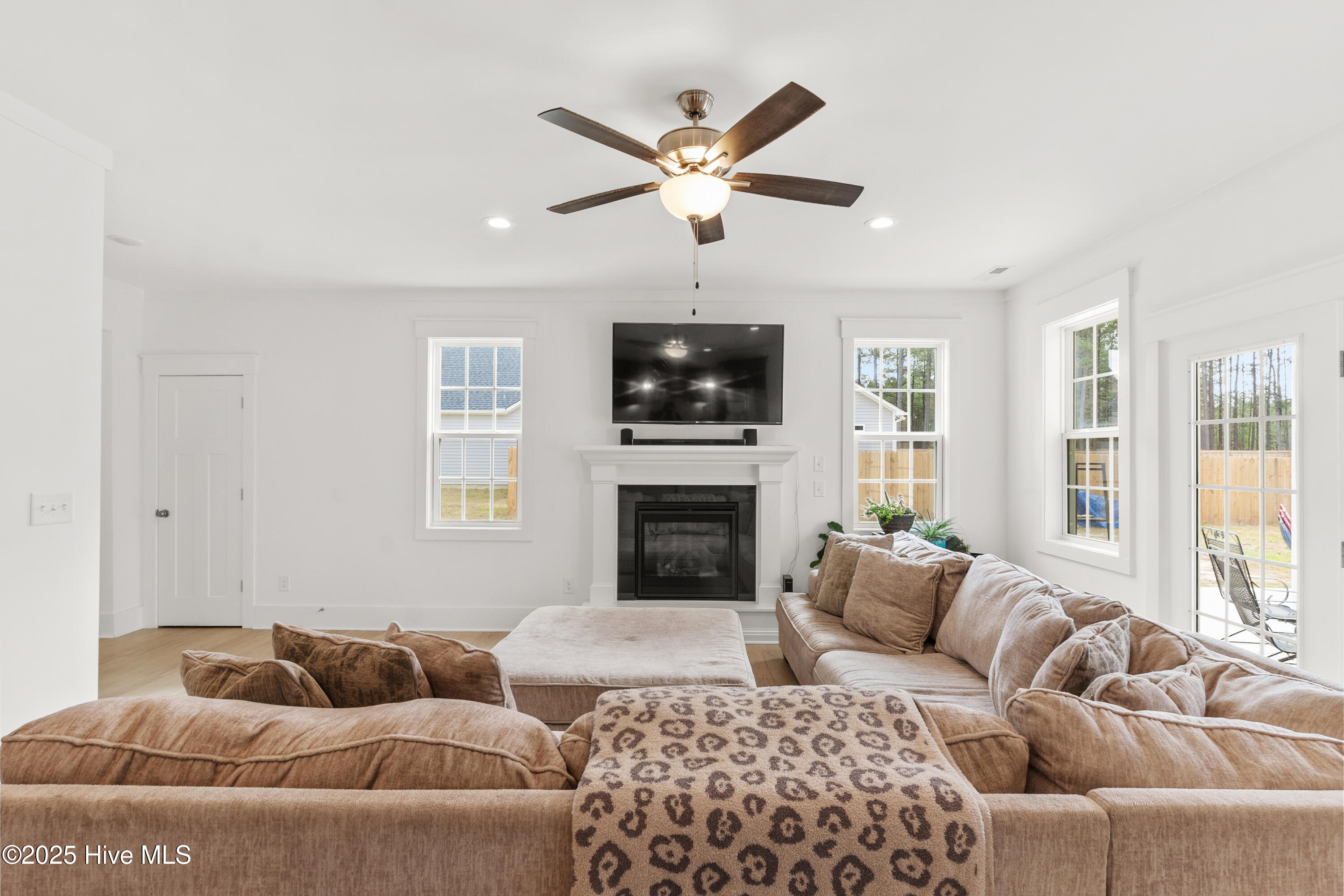 772 Winds Way Aberdeen, NC 28315 - Photo 7 of 37 Living Room