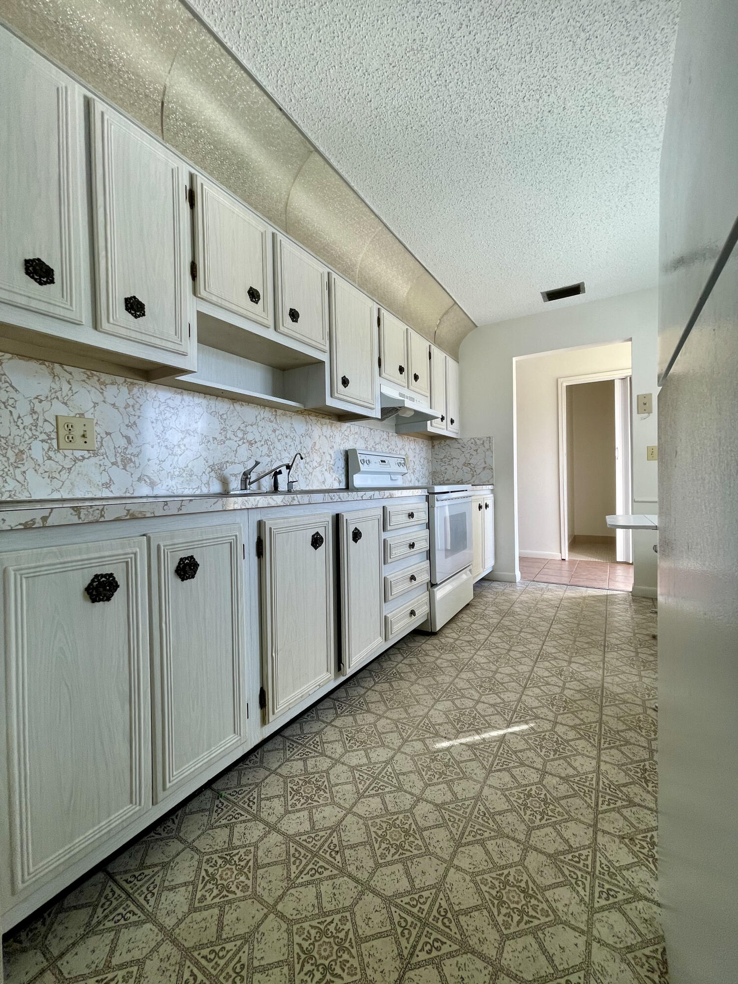 279 Cape Cod Circle, Unit B Lake Worth, FL 33467 - Photo 2 of 14 IMG_2545