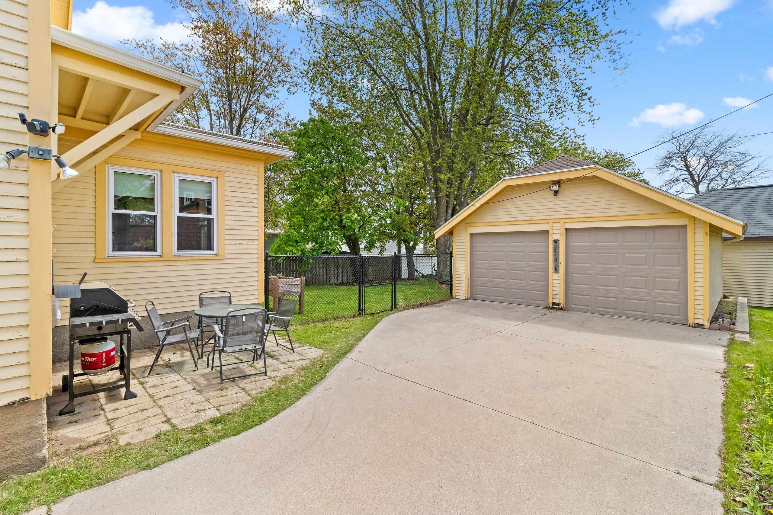 1311 Manila Street Manitowoc, WI 54220 - Photo 10 of 27
