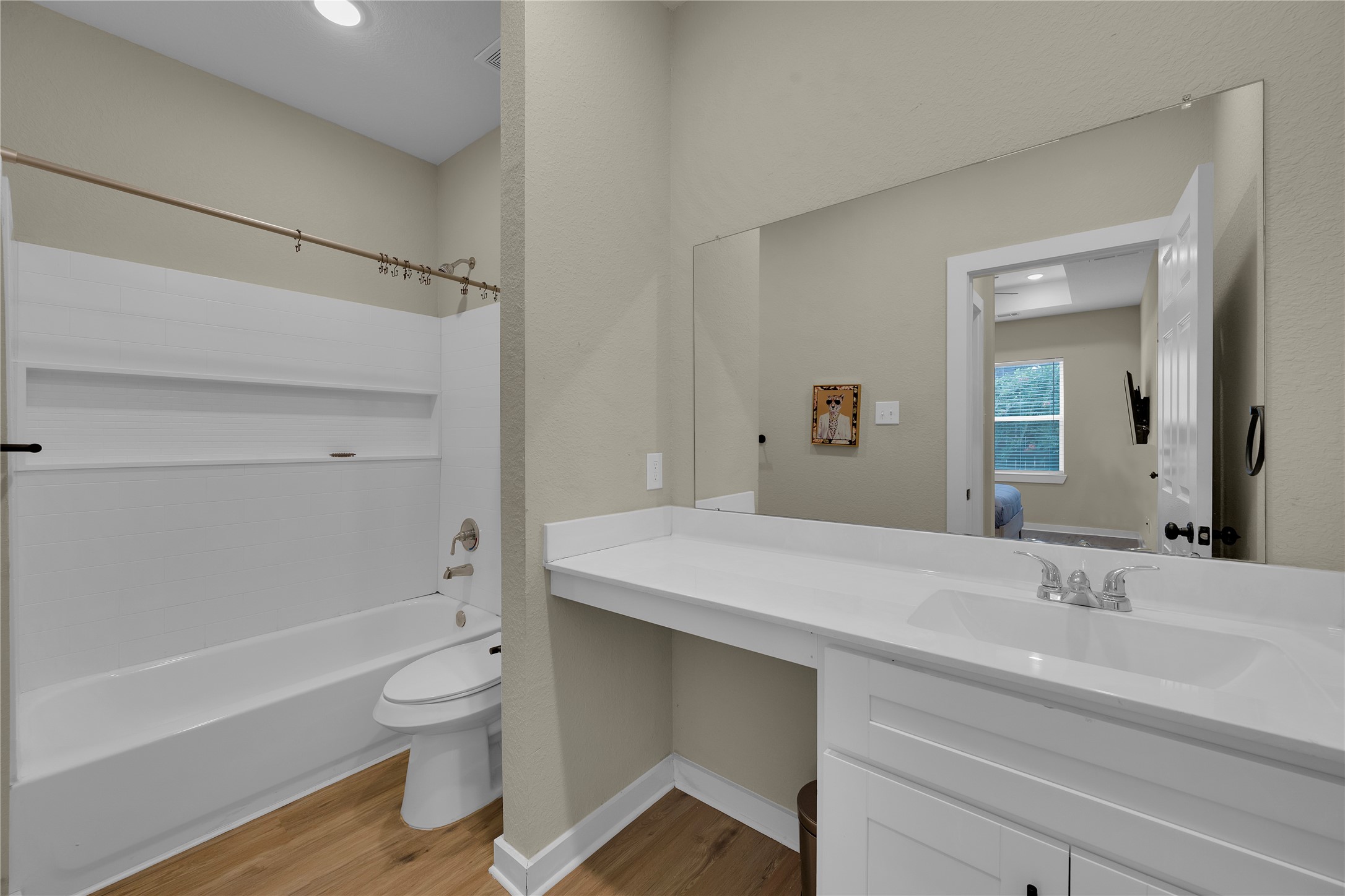 10317 Lake Road, Unit 6A Houston, TX 77070 - Photo 15 of 19 Primary Bath