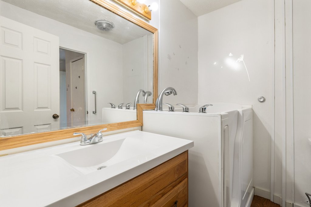 2204 Smith Avenue Taylor, TX 76574 - Photo 28 of 40 Primary Bathroom with walk-in tub