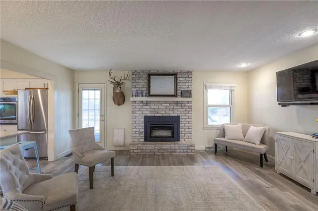 $425,000 | 105 Tuscarora Lane, Lake Winnebago, MO 64034