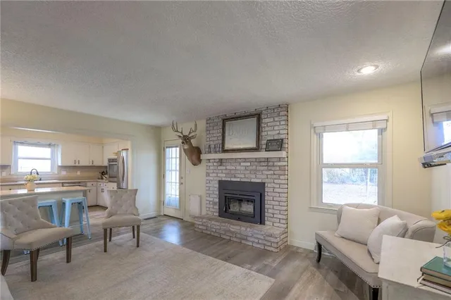 $425,000 | 105 Tuscarora Lane, Lake Winnebago, MO 64034