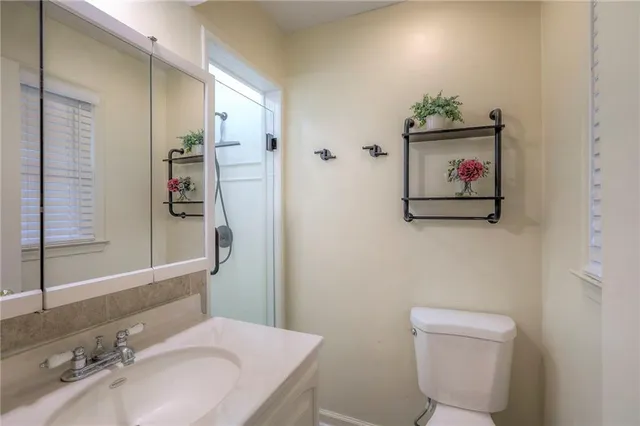 $425,000 | 105 Tuscarora Lane, Lake Winnebago, MO 64034