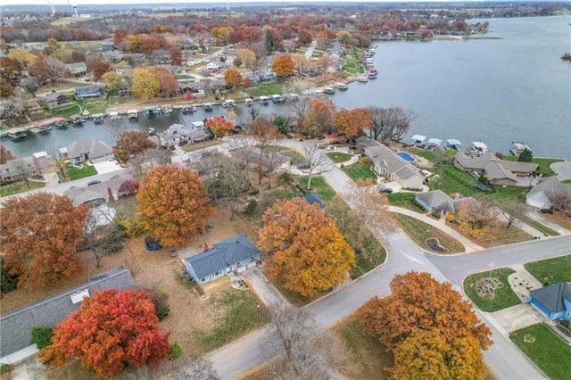 $425,000 | 105 Tuscarora Lane, Lake Winnebago, MO 64034