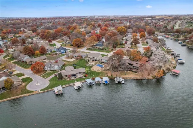 $425,000 | 105 Tuscarora Lane, Lake Winnebago, MO 64034