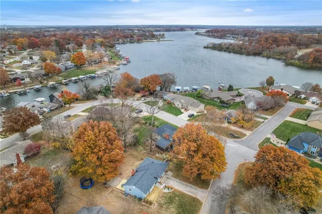 $425,000 | 105 Tuscarora Lane, Lake Winnebago, MO 64034