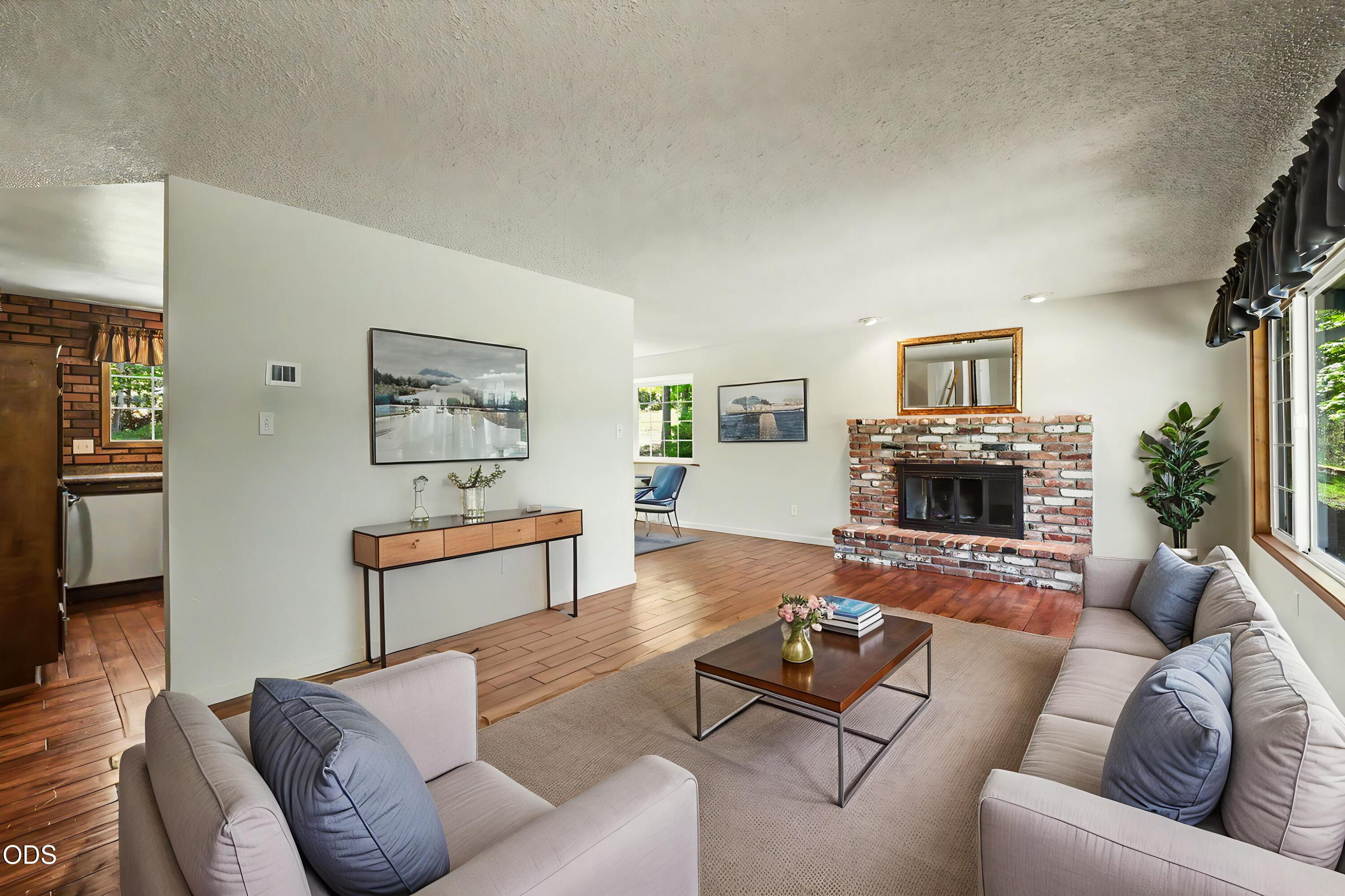 7355 Wagner Creek Road Talent, OR 97540 - Photo 10 of 73 ApxWC00046 - Living Room - Modern - 13