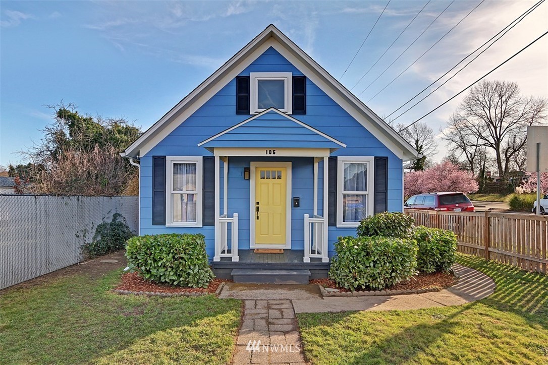 105 South Tobin Street Renton, WA 98057 - Photo 1 of 20 a front view of a house with garden