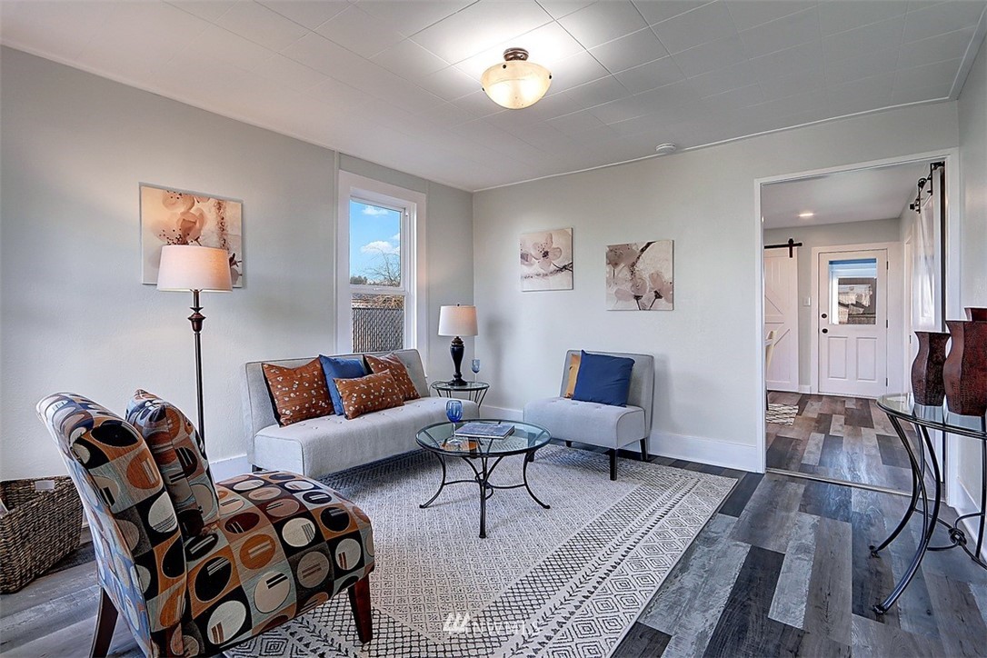 105 South Tobin Street Renton, WA 98057 - Photo 5 of 20 a living room with furniture and wooden floor