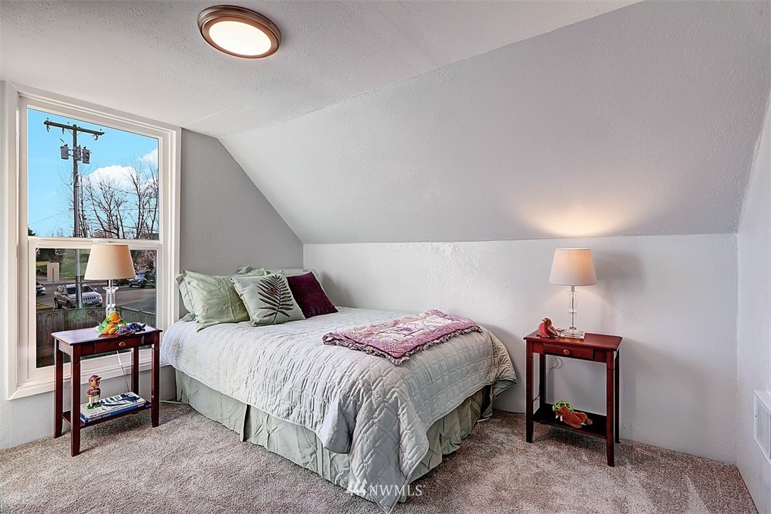 105 South Tobin Street Renton, WA 98057 - Photo 9 of 20 a bedroom with a bed and a lamp on dresser