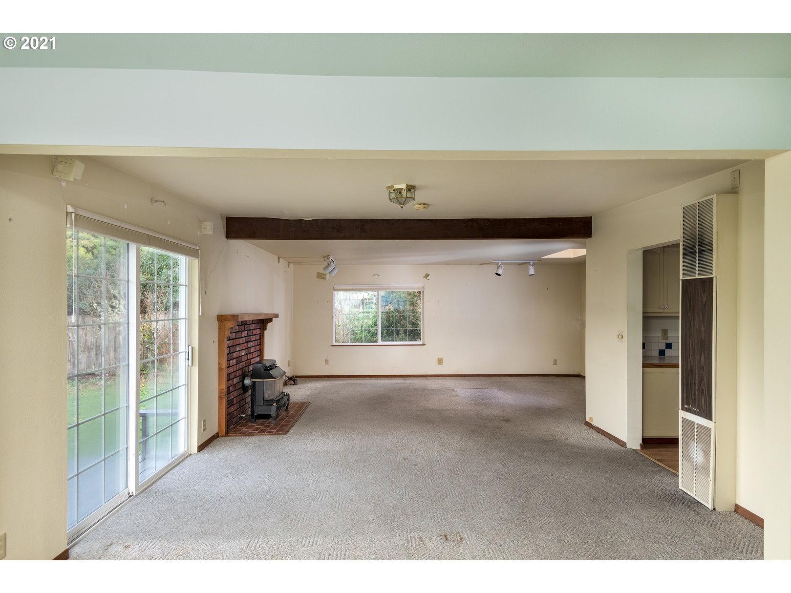 55485 Goodwin Road Bandon, OR 97411 - Photo 12 of 32 Living Room