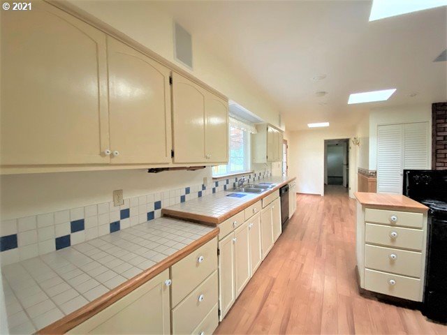 55485 Goodwin Road Bandon, OR 97411 - Photo 14 of 32 Kitchen
