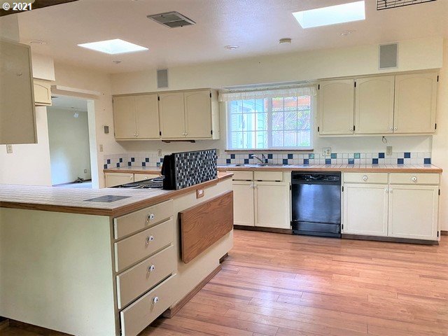55485 Goodwin Road Bandon, OR 97411 - Photo 16 of 32 Kitchen