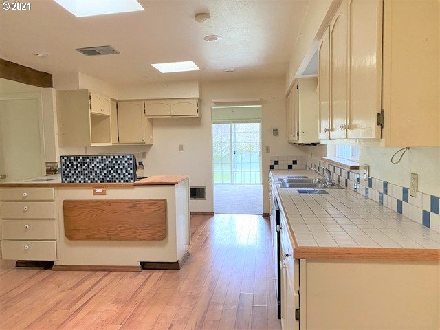 55485 Goodwin Road Bandon, OR 97411 - Photo 17 of 32 Kitchen