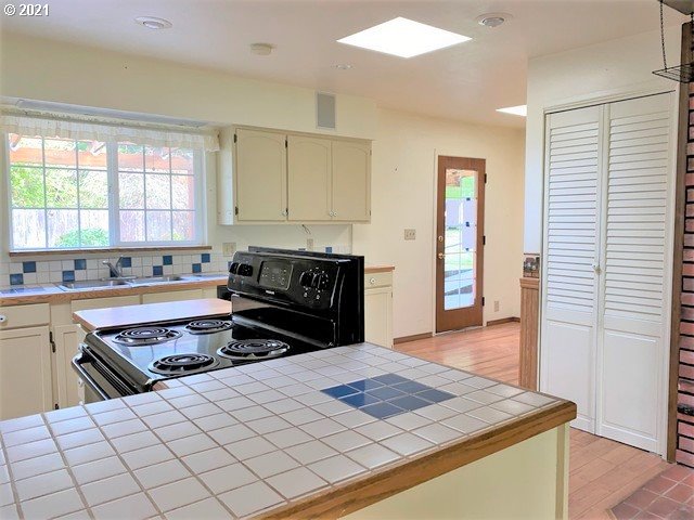 55485 Goodwin Road Bandon, OR 97411 - Photo 18 of 32 Kitchen