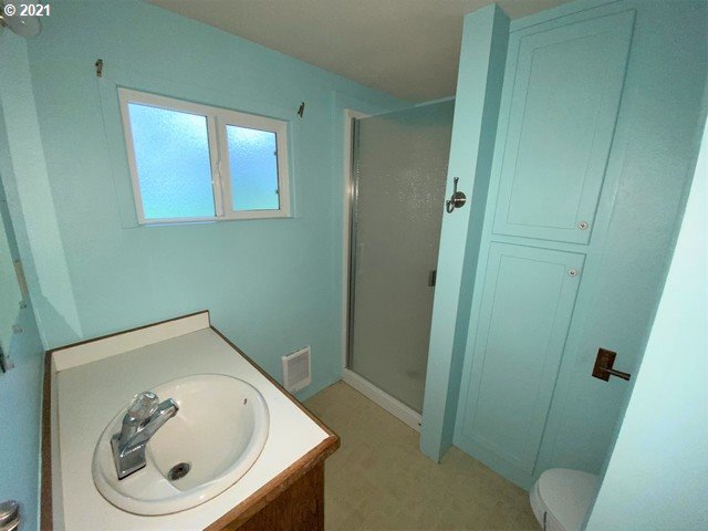 55485 Goodwin Road Bandon, OR 97411 - Photo 22 of 32 Bathroom